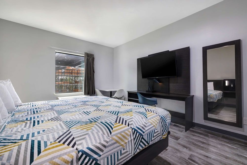 Studio 6 Katy, TX – Energy Corridor Standard Room, 1 King Bed, Non Smoking