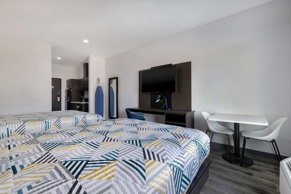 Studio 6 Katy, TX – Energy Corridor Standard Room, 2 Queen Beds, Accessible, Non Smoking 3