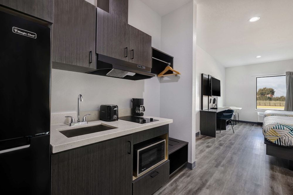 Studio 6 Katy, TX – Energy Corridor Standard Room, 2 Queen Beds, Accessible, Non Smoking 6