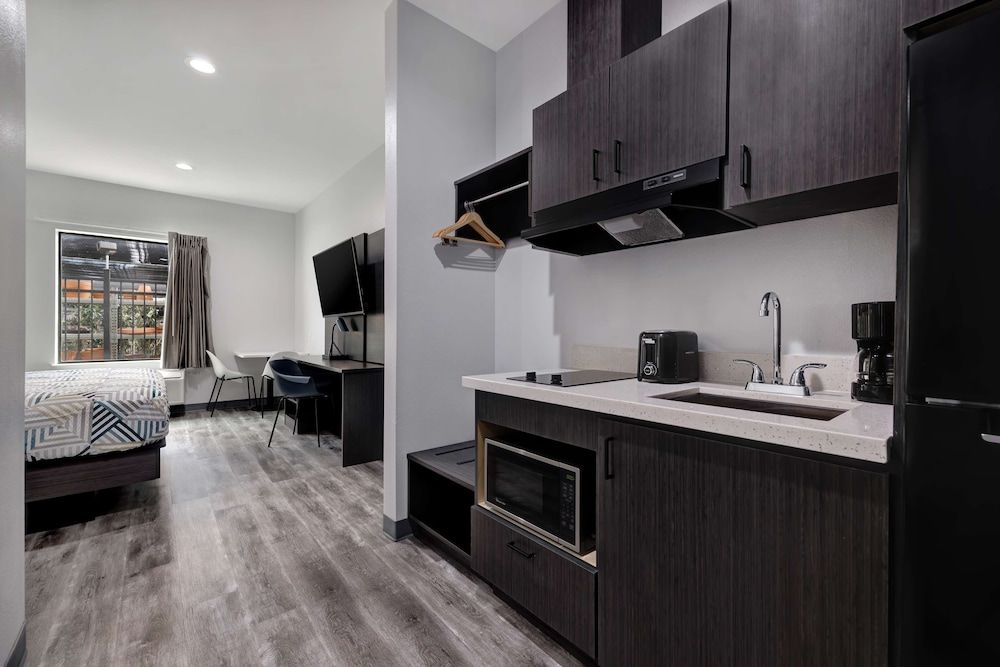 Studio 6 Katy, TX – Energy Corridor Standard Room, 1 King Bed, Non Smoking 5