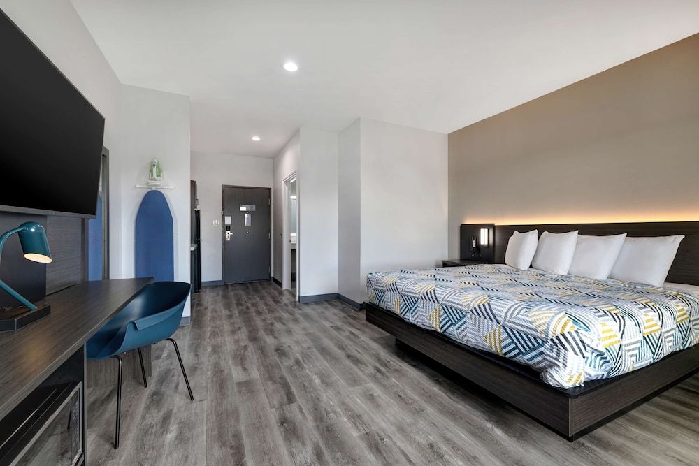 Studio 6 Katy, TX – Energy Corridor Standard Room, 1 King Bed, Non Smoking 2