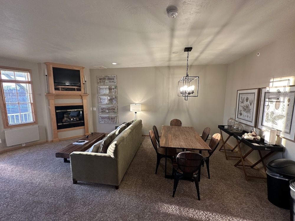 Birchwood Lodge Deluxe Suite 6