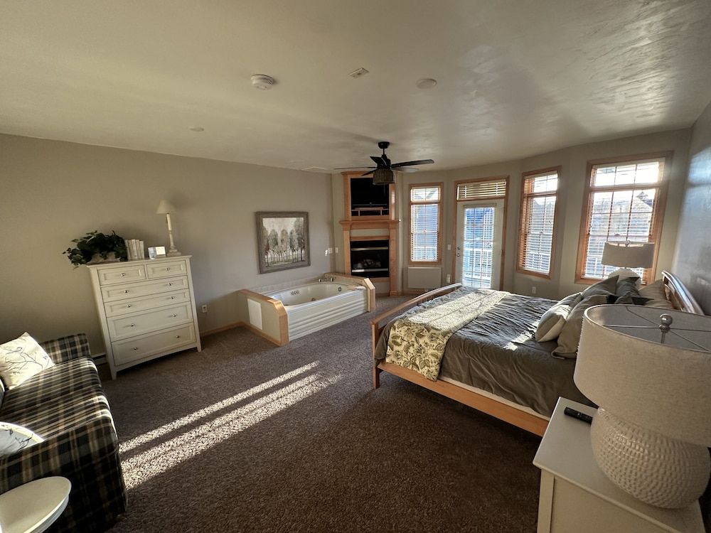 Birchwood Lodge Deluxe Suite 3