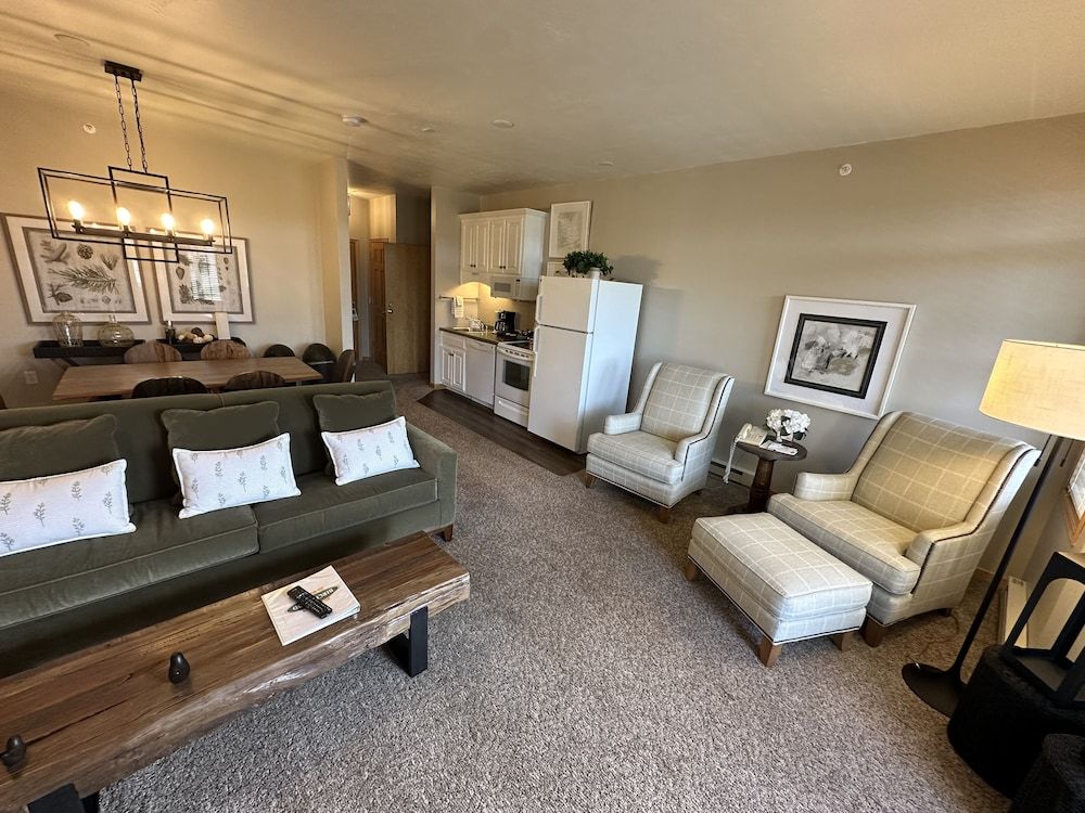 Birchwood Lodge Deluxe Suite 8