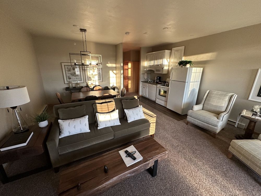 Birchwood Lodge Deluxe Suite 2