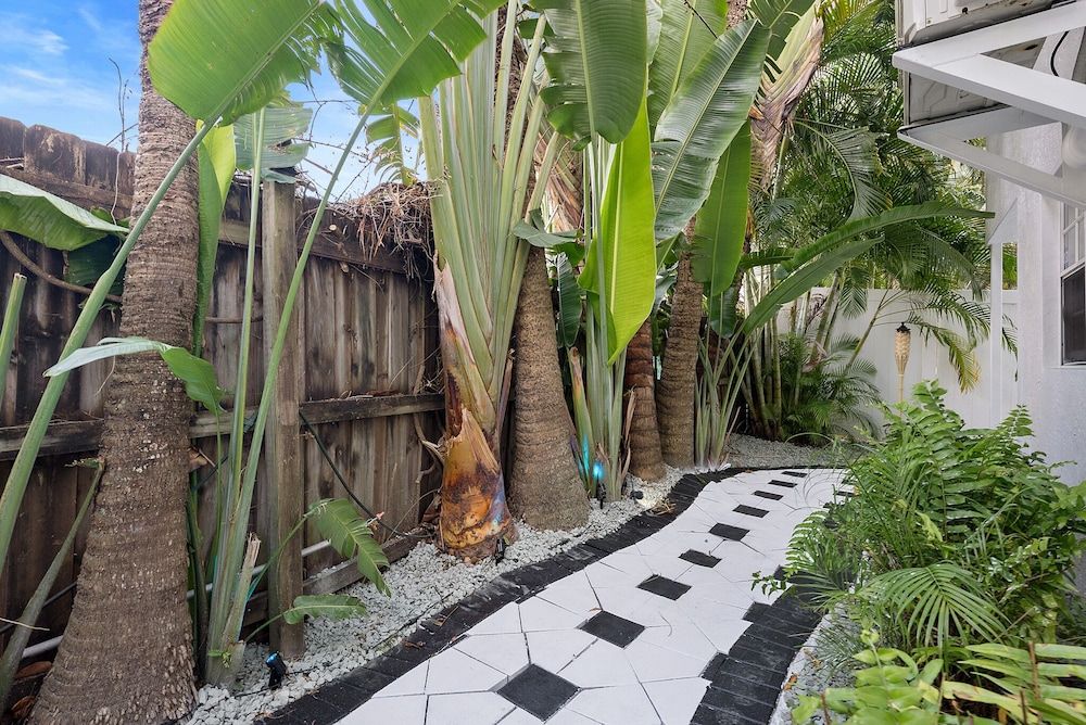 Las Olas Guest House