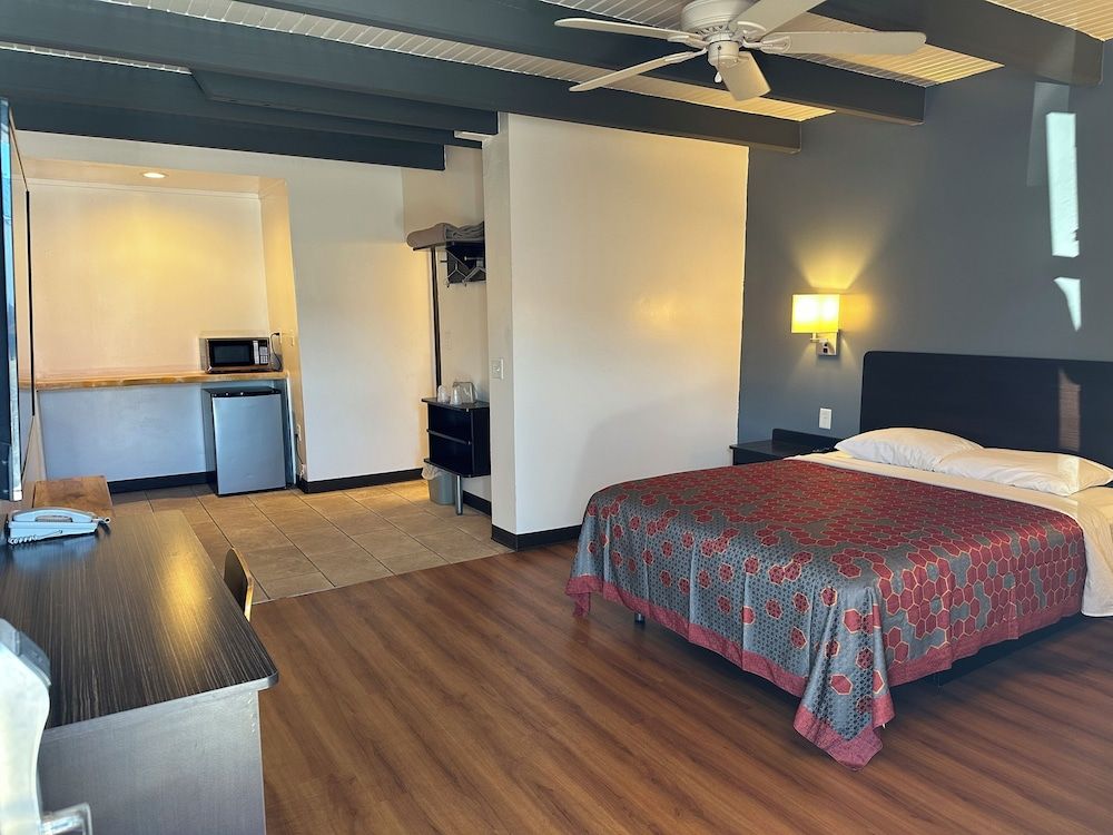 Business Room, 1 Queen Bed, Non Smoking, Refrigerator & Microwave