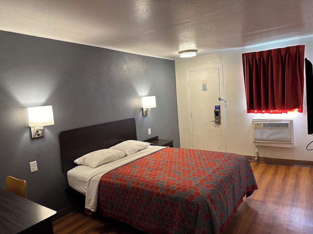 Deluxe Room, 1 Queen Bed, Non Smoking, Refrigerator & Microwave