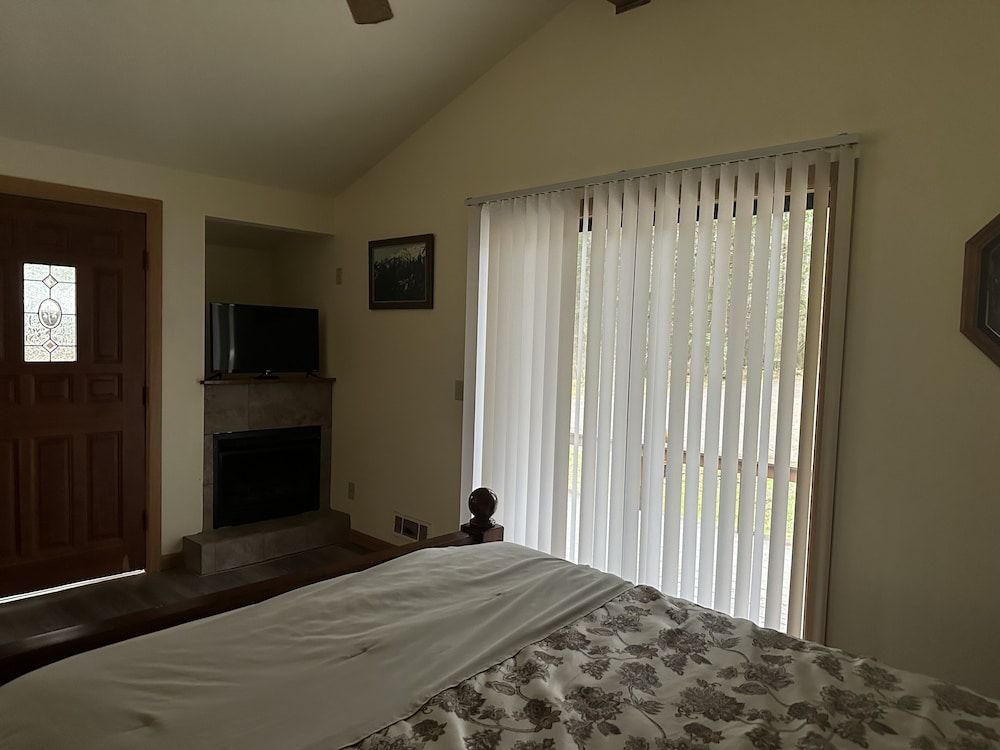 Glacier Peak Resort Romantic Cabin 2