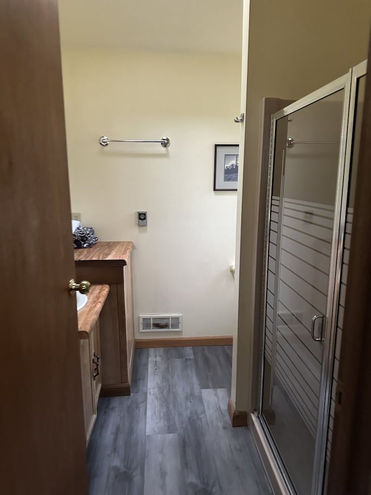 Glacier Peak Resort Romantic Cabin 4