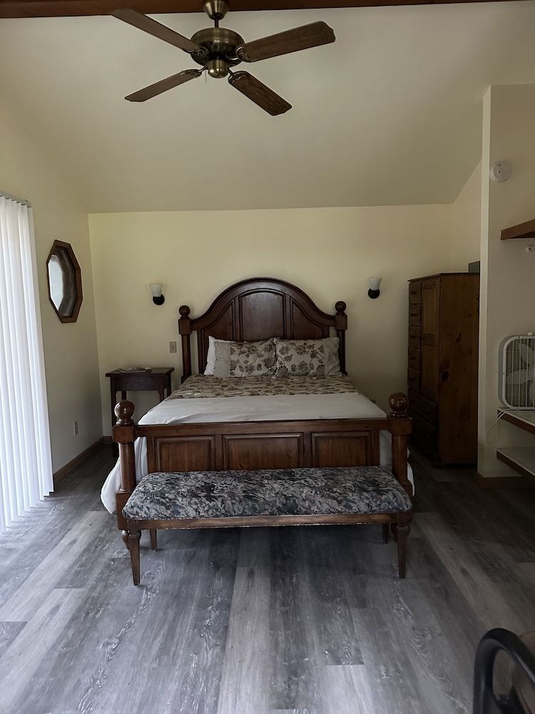 Glacier Peak Resort Romantic Cabin 3