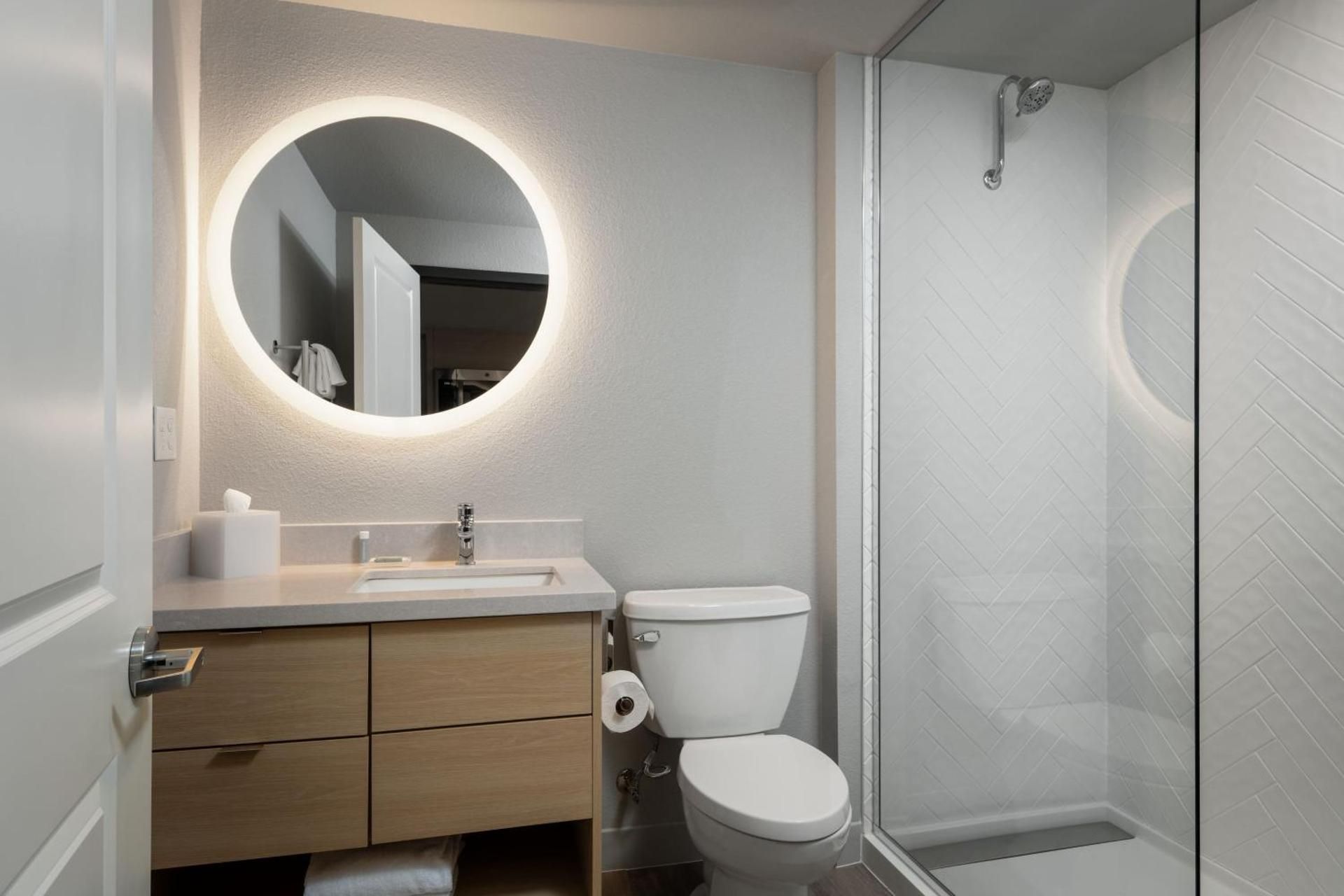 King Studio with Adapted Tub - Mobility and Hearing Accessible