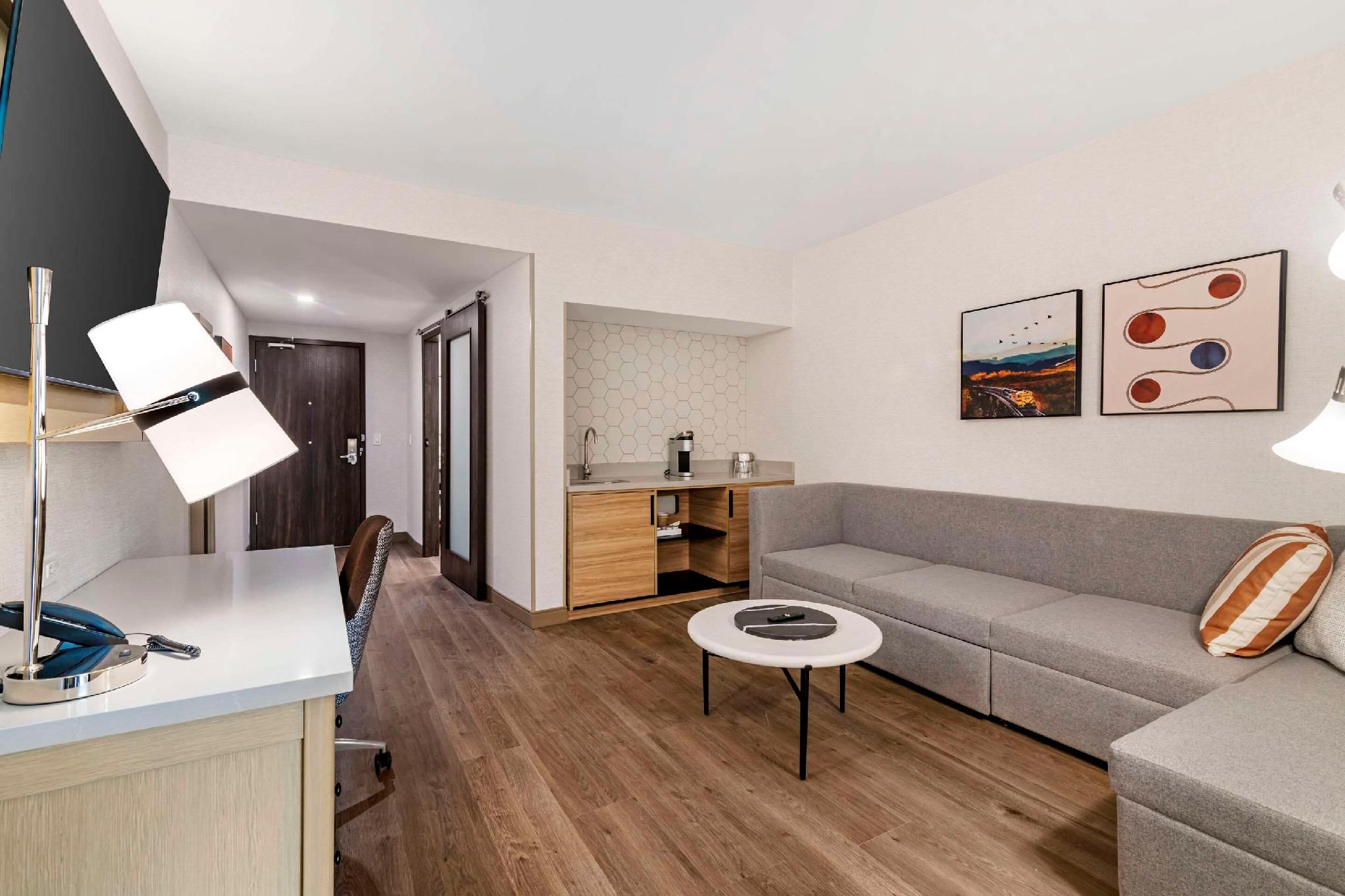 1 King Bed, Suite, Nonsmoking, Accessible