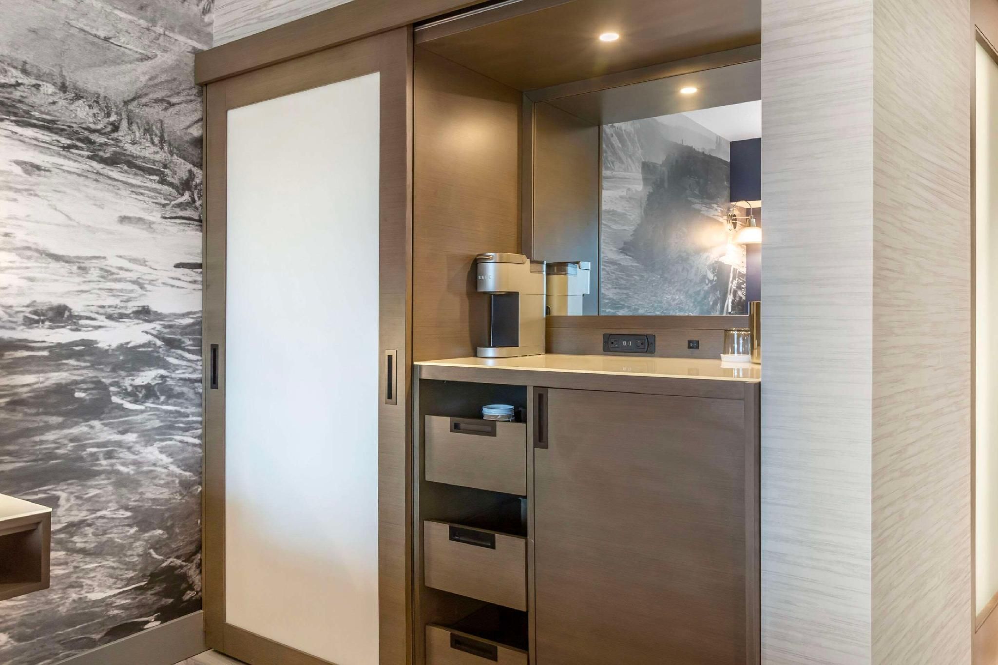 1 King Bed, Nonsmoking, Accessible