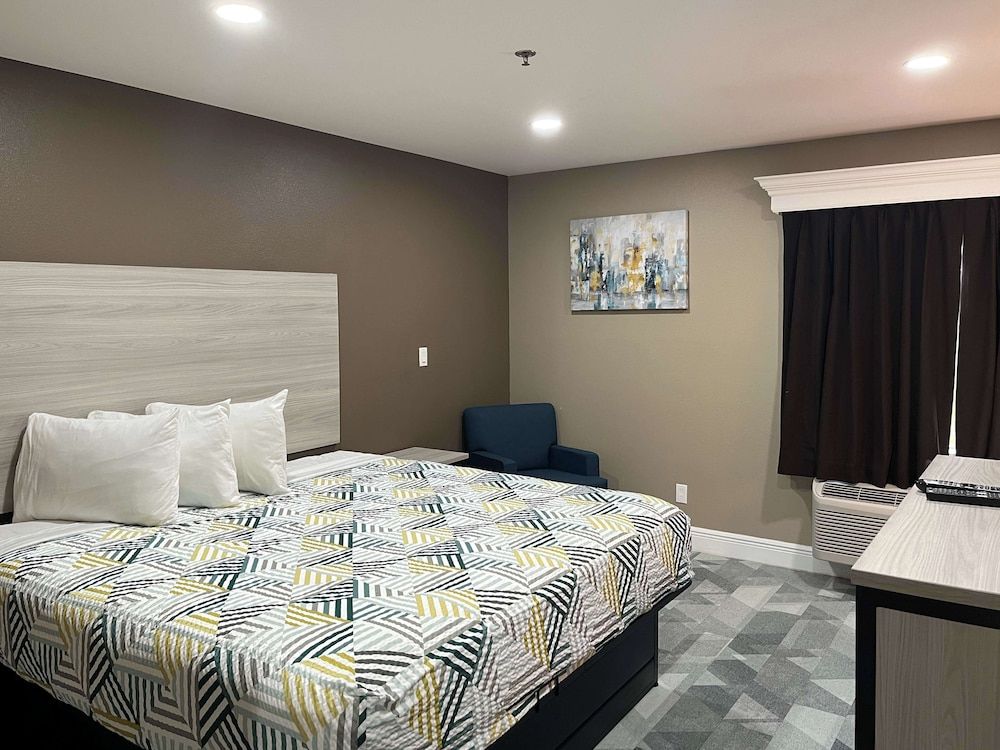 Deluxe Room, 1 King Bed, Non Smoking, Refrigerator & Microwave