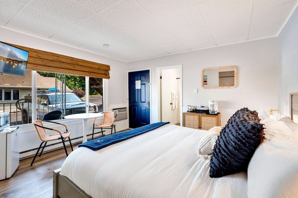 Standard Room, Partial Lake View