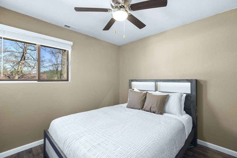 House, Multiple Beds, Hot Tub (White Oak Landing)
