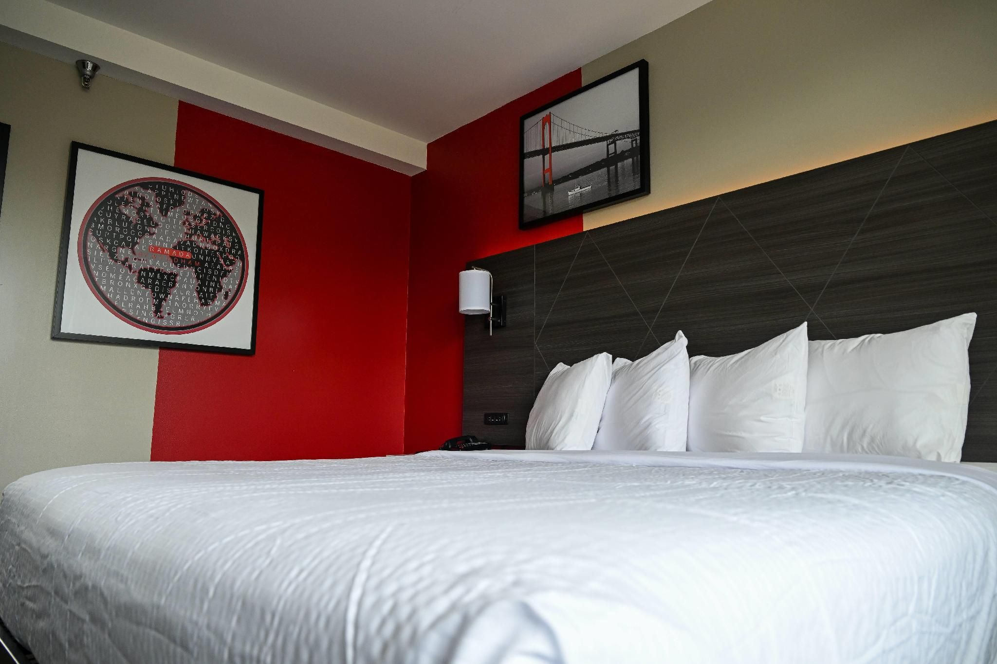 1 King Bed, Non-Smoking