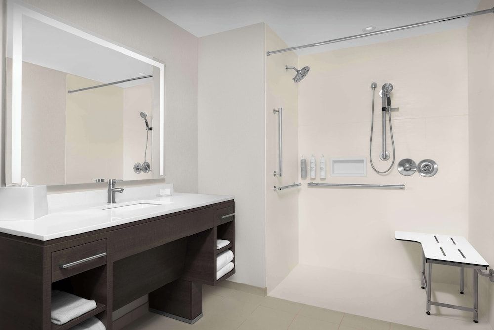 Studio, 1 King Bed, Accessible (Roll-In Shower)