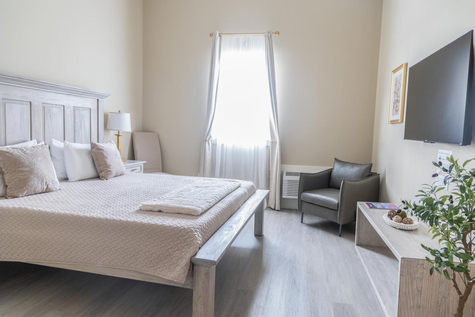 King Room with Roll-In Shower - Disability Access