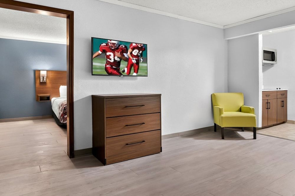 Red Roof Inn Auburn Hills Suite, 1 Queen Bed, Non Smoking, Kitchen 2