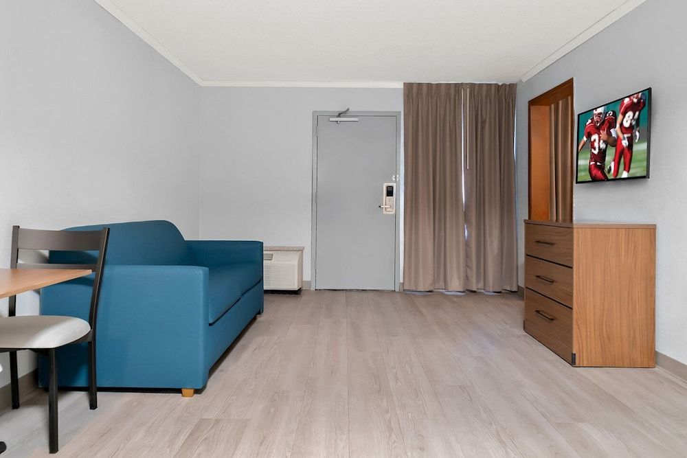 Red Roof Inn Auburn Hills Suite, 1 Queen Bed, Non Smoking, Kitchen 5