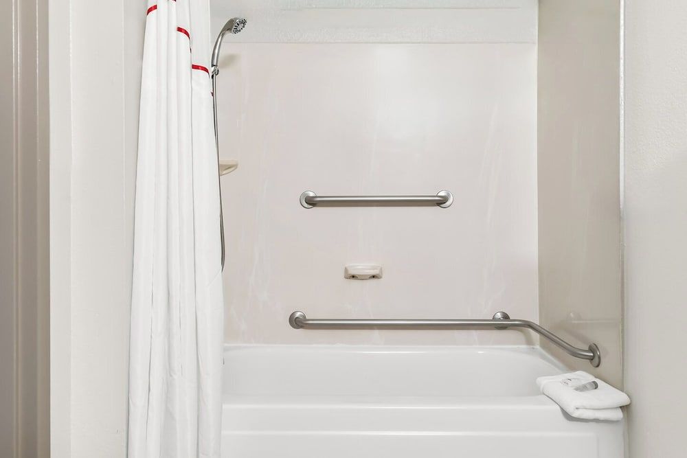 Red Roof Inn Auburn Hills Superior Room, 1 Queen Bed, Accessible, Non Smoking 6