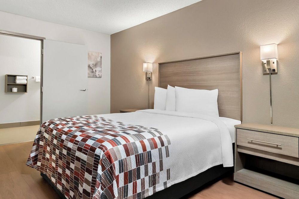 Red Roof Inn Auburn Hills Superior Room, 1 Queen Bed, Accessible, Non Smoking 3