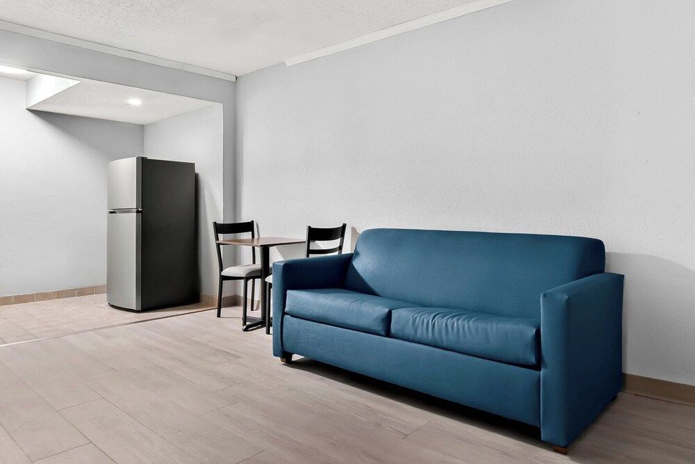 Red Roof Inn Auburn Hills Suite, 1 Queen Bed, Non Smoking, Kitchen 6