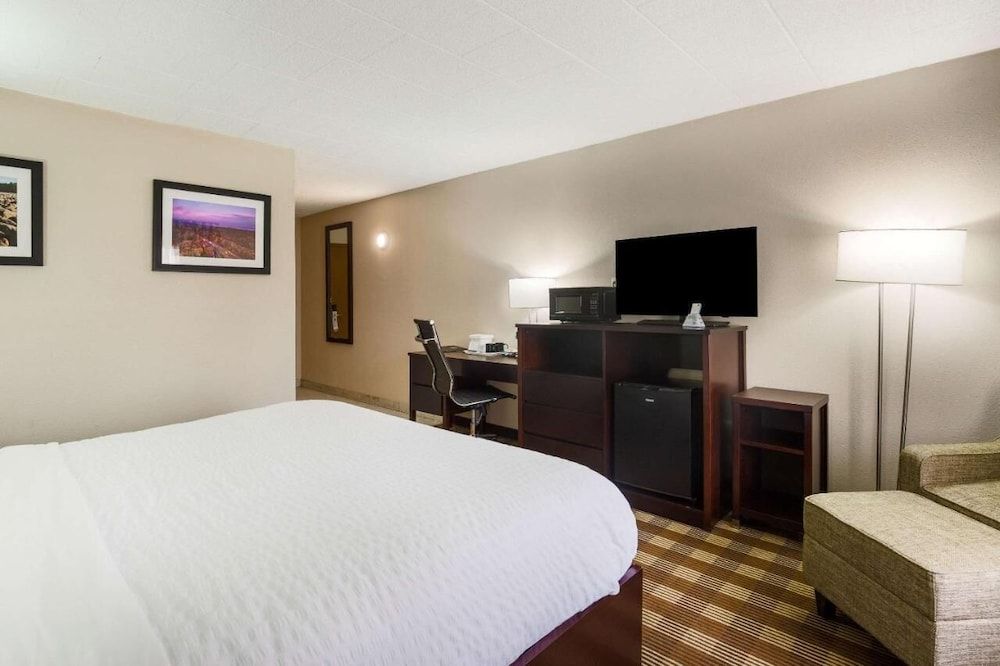 Pocono Inn & Banquet Deluxe Room, 1 Queen Bed, Non Smoking 2