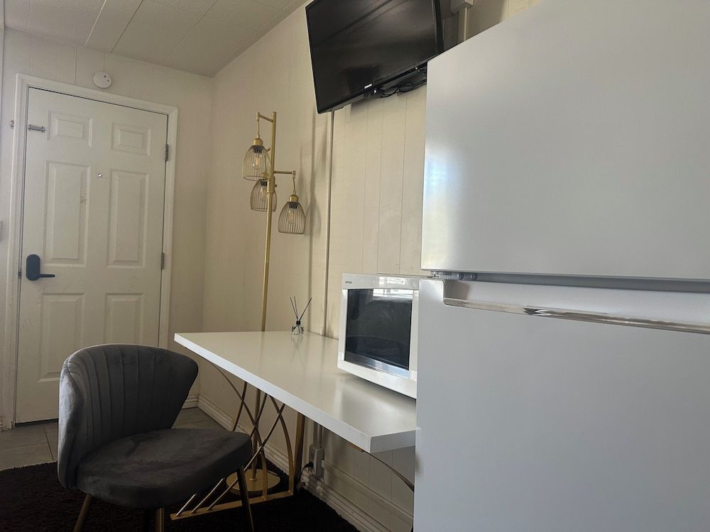 Grand Central Motel Standard Room, 2 Double Beds 6