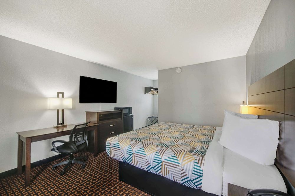 Deluxe Room, 1 King Bed, Accessible, Non Smoking