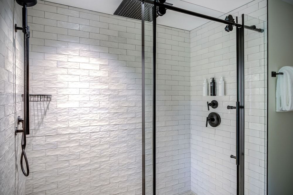 The Embers Hotel Premium Room, 1 King Bed, Roll-in Shower, Balcony 15