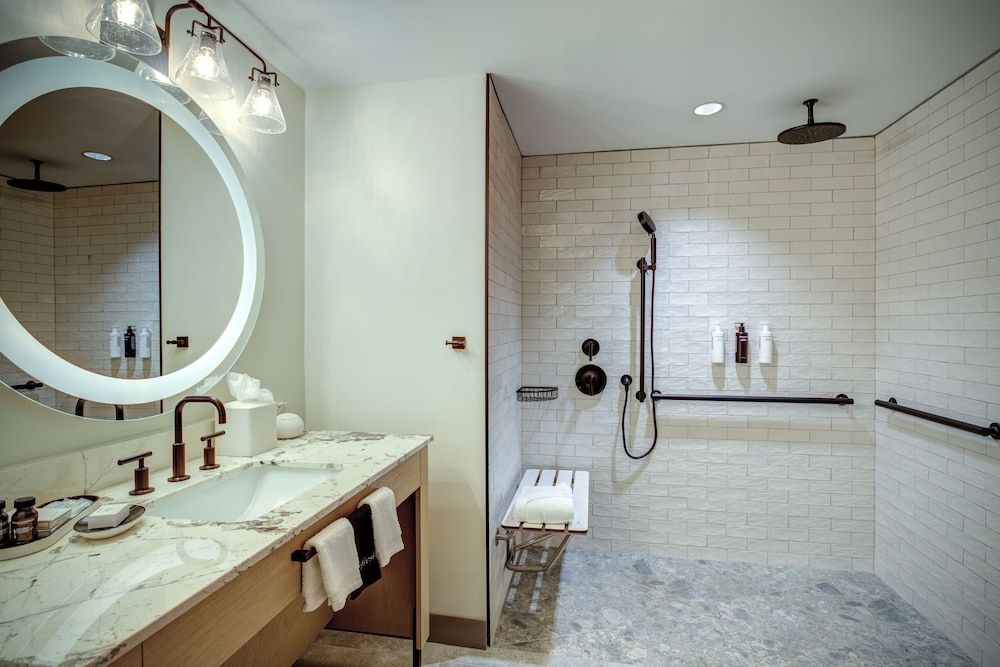 The Embers Hotel Premium Room, 1 King Bed, Roll-in Shower, Balcony 11