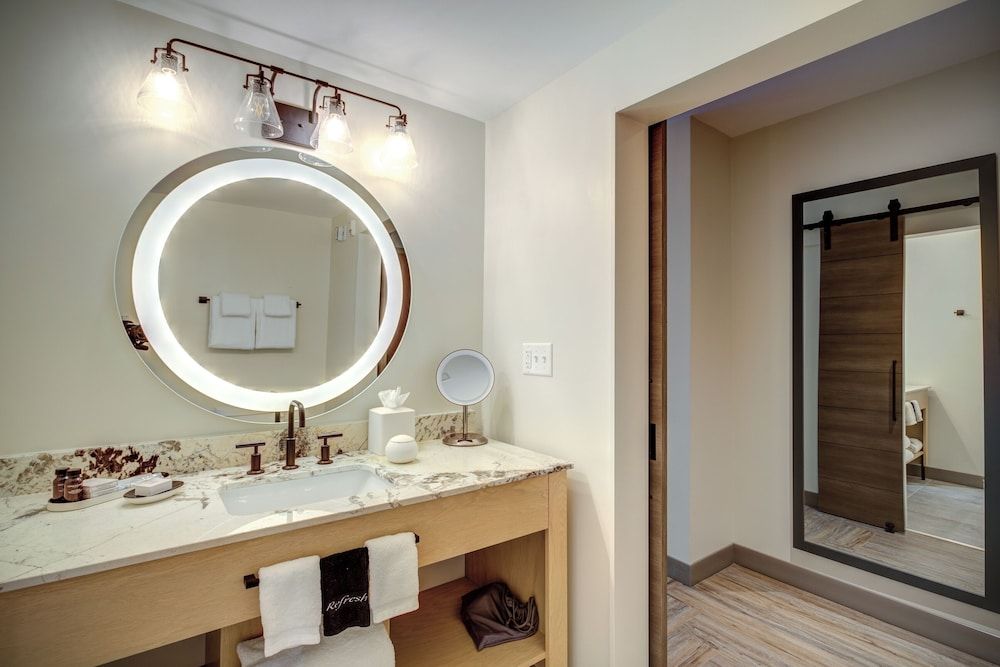 The Embers Hotel Premium Room, 1 King Bed, Roll-in Shower, Balcony 10