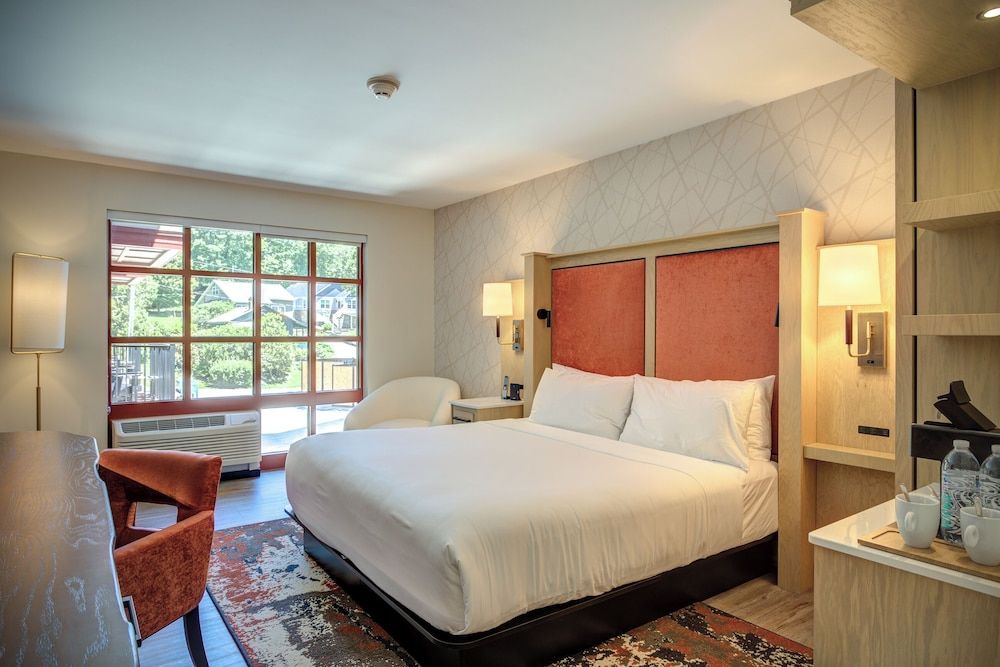 The Embers Hotel Premium Room, 1 King Bed, Roll-in Shower, Balcony 4