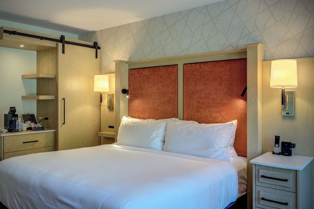 The Embers Hotel Premium Room, 1 King Bed, Roll-in Shower, Balcony 5