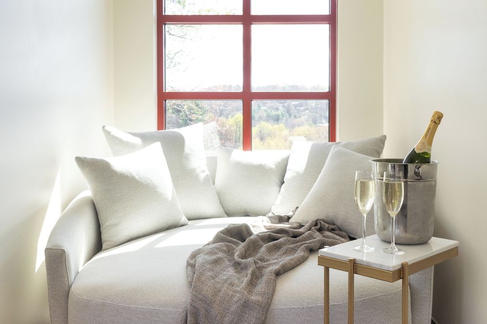 The Embers Hotel Executive Room, 1 King Bed, Balcony, Corner 9