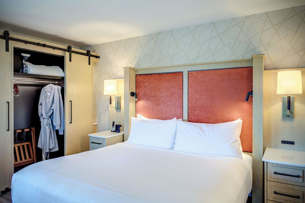 The Embers Hotel Executive Room, 1 King Bed, Balcony, Corner