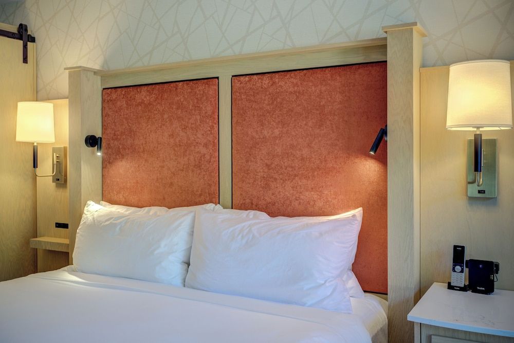 The Embers Hotel Premium Room, 1 King Bed, Roll-in Shower, Balcony 2