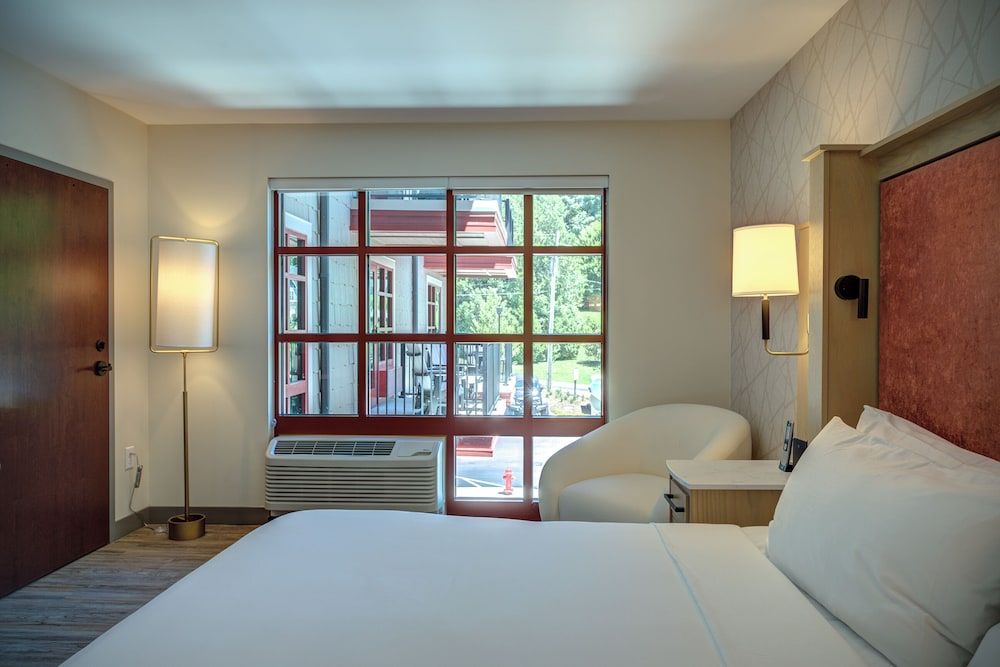 The Embers Hotel Premium Room, 1 King Bed, Roll-in Shower, Balcony 3