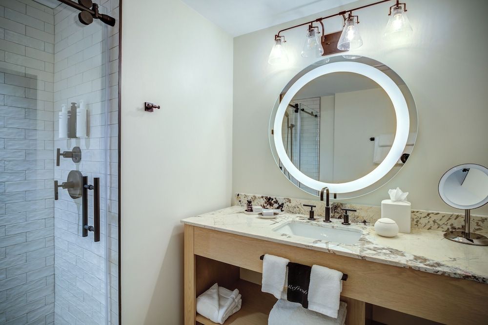 The Embers Hotel Premium Room, 1 King Bed, Roll-in Shower, Balcony 8