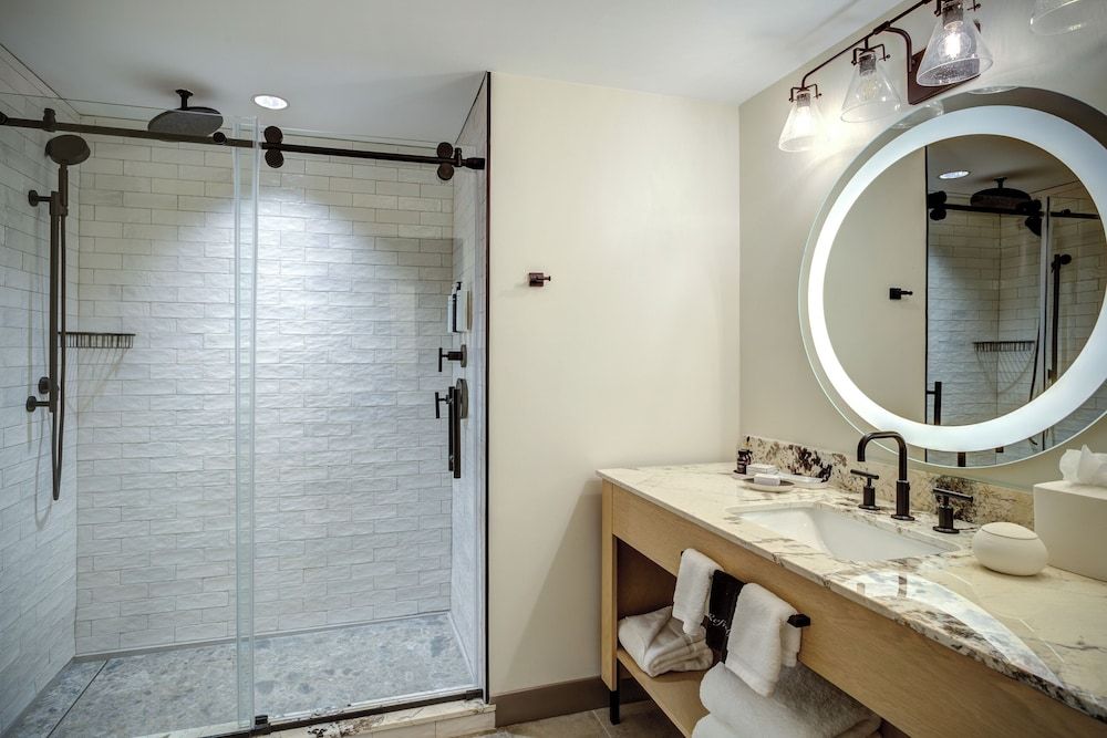 The Embers Hotel Premium Room, 1 King Bed, Roll-in Shower, Balcony 13