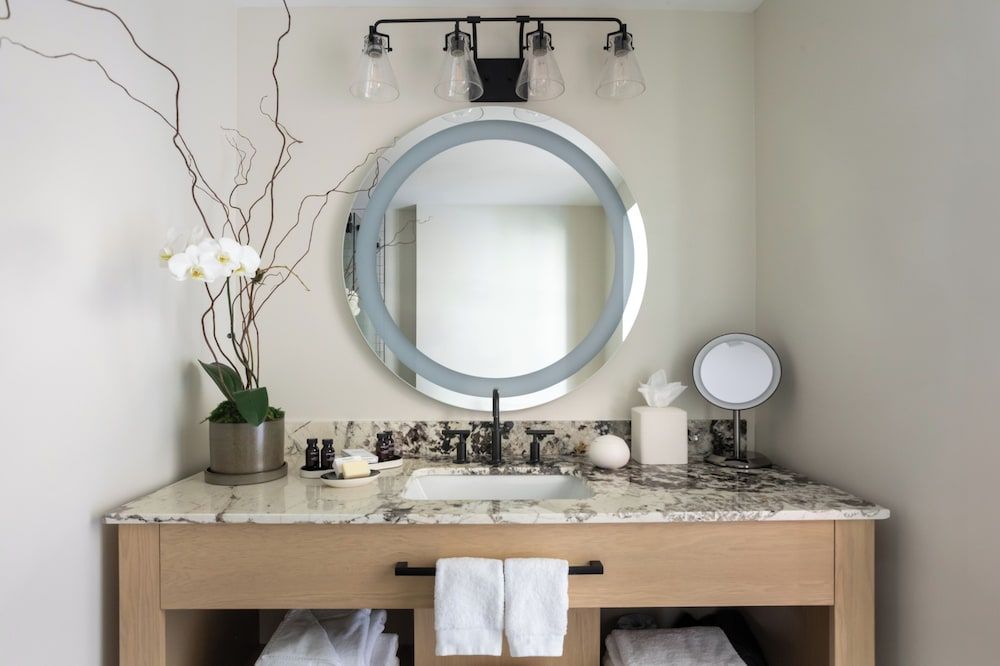 The Embers Hotel Premium Room, 1 King Bed, Roll-in Shower, Balcony 9