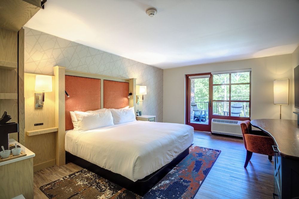 The Embers Hotel Premium Room, 1 King Bed, Roll-in Shower, Balcony 6