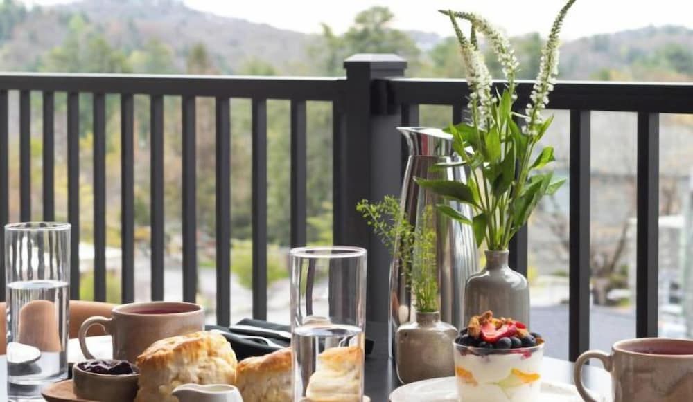 The Embers Hotel Executive Room, 1 King Bed, Balcony, Corner 2