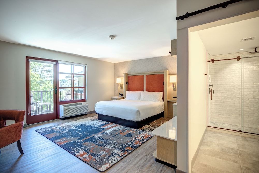 The Embers Hotel Premium Room, 1 King Bed, Roll-in Shower, Balcony