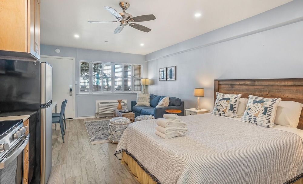 Room, 1 Queen Bed with Sofa bed, Kitchen, Pool View