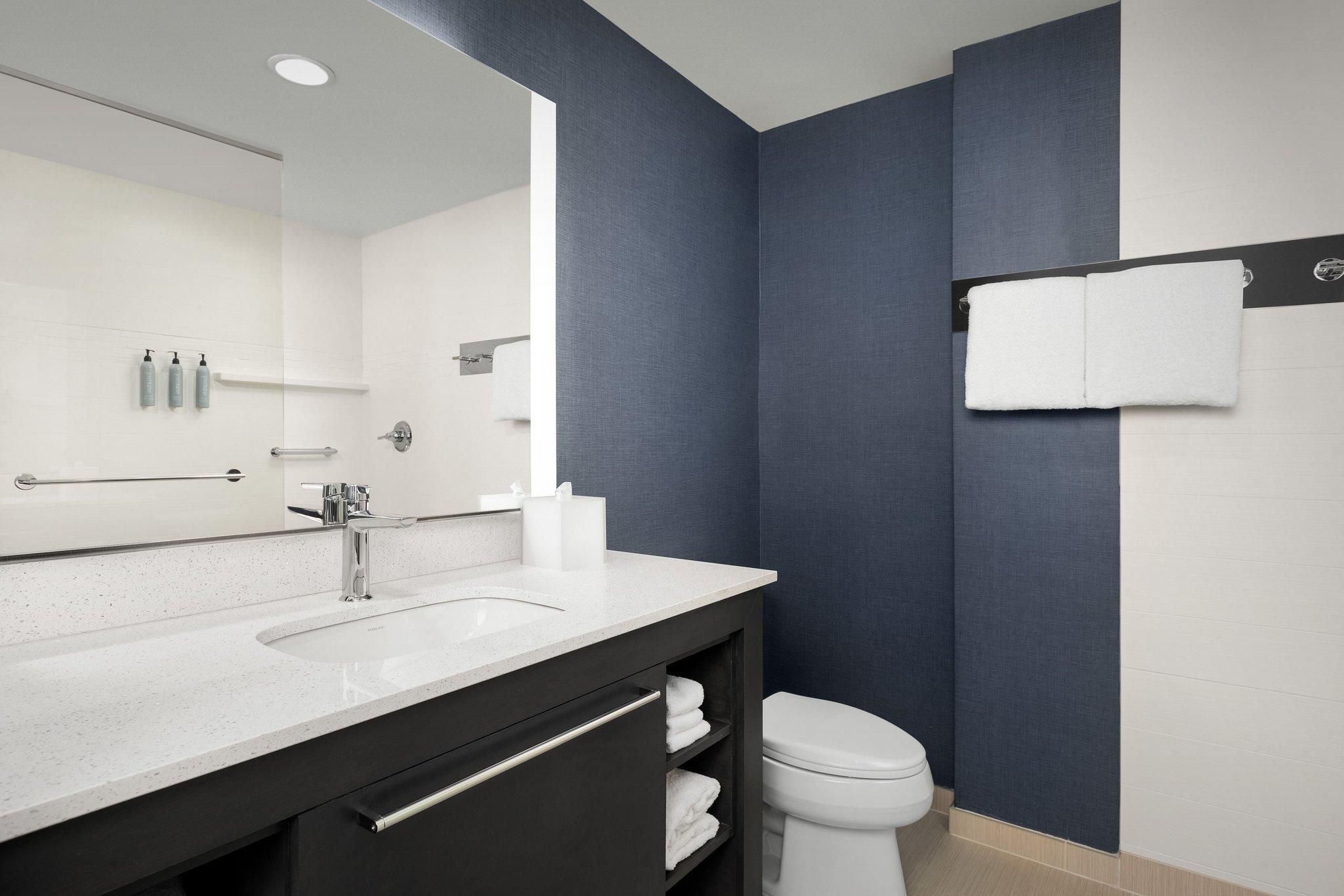 1 Bedroom Suite, 2 Queen, Sofa bed