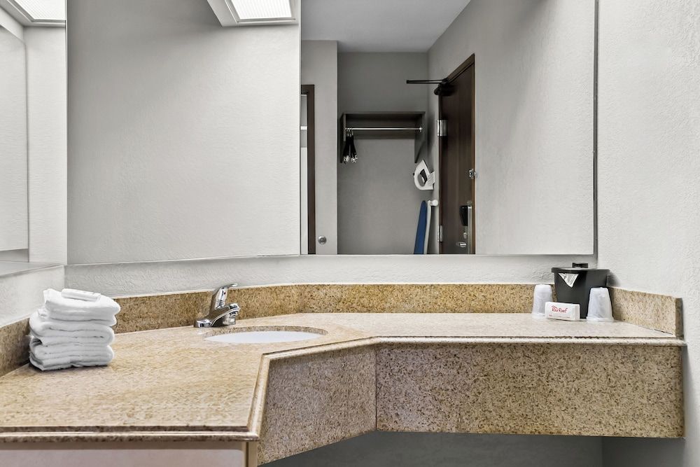 Red Roof Inn Flint Superior Room, 1 King Bed, Non Smoking 4